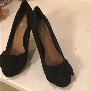 Black suede Guess pump